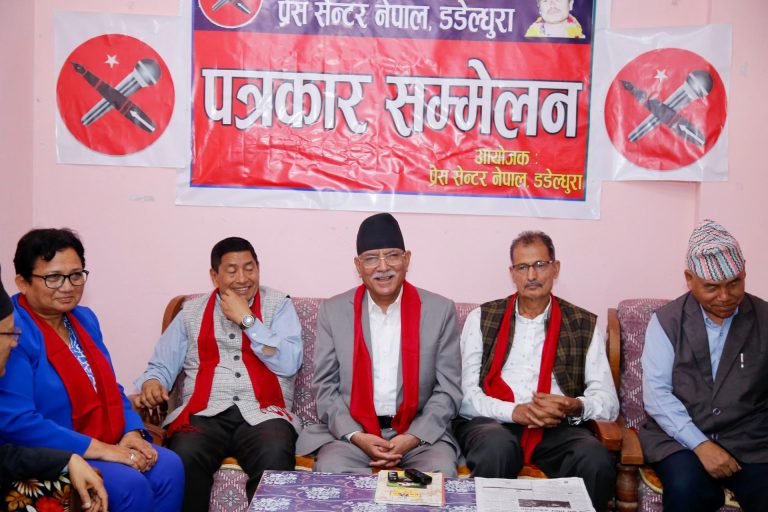 डडेलधुरा पुगेर देउवालाई प्रचण्डको फोन, पत्रकारसँग भने- चुनावअघि वाम एकता हुँदैन