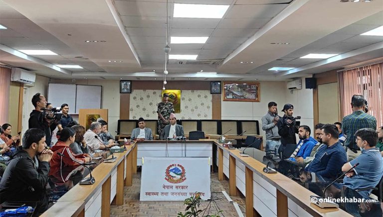 मेडिकल कलेजले धम्की दिएको भन्दै आवासीय चिकित्सकले गुहारे स्वास्थ्यमन्त्री