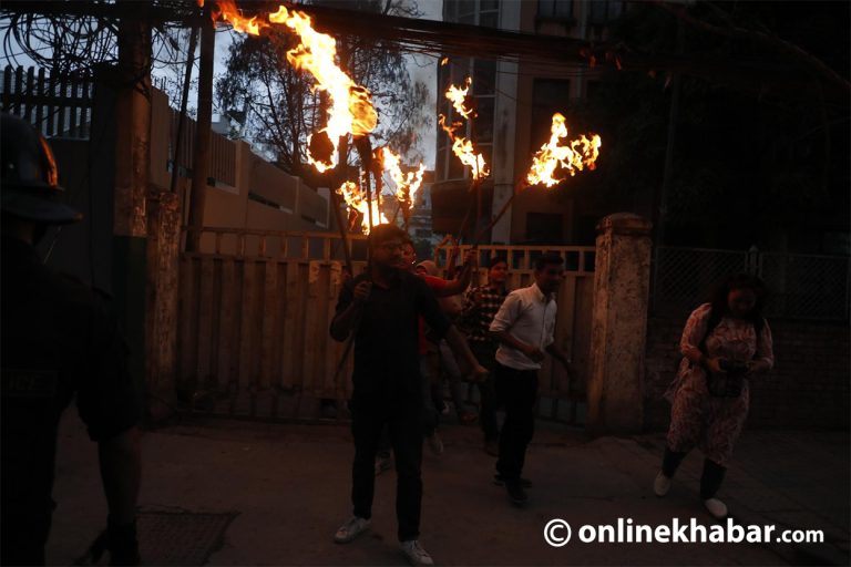 अखिल क्रान्तिकारीले जलायो प्रधानमन्त्री र गृहमन्त्रीको पुतला (तस्वीरहरू)