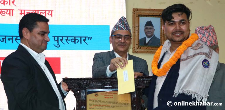 अनलाइनखबरकर्मी चौलागाईंलाई ‘स्वास्थ्यमन्त्री ब्लुम्बर्ग जनस्वास्थ्य पुरस्कार’