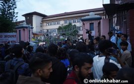 सर्वोच्चको गेटमा रास्वपा कार्यकर्ताको भिड (तस्वीरहरू )