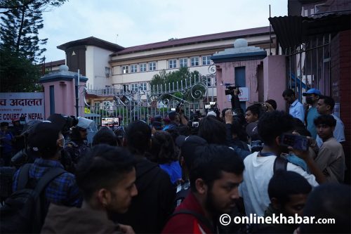 सर्वोच्चको गेटमा रास्वपा कार्यकर्ताको भिड (तस्वीरहरू )