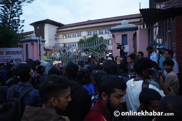 सर्वोच्चको गेटमा रास्वपा कार्यकर्ताको भिड (तस्वीरहरू )