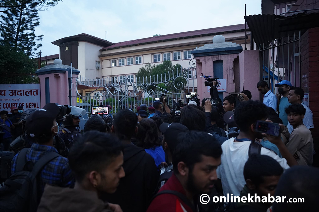 सर्वोच्चको गेटमा रास्वपा कार्यकर्ताको भिड (तस्वीरहरू )