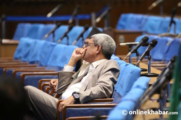 पार्टीभित्र र बाहिरको दबाबपछि गृहमन्त्री लेखकले त्यागे पद
