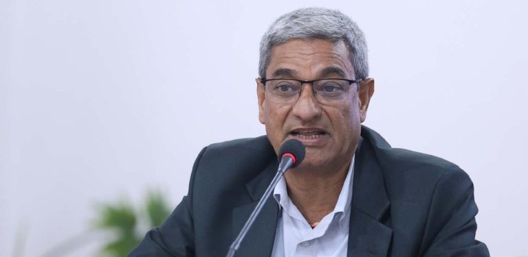 राजीनामा नदिने गृहमन्त्रीको अडान, संसदमा बोल्न मागे समय