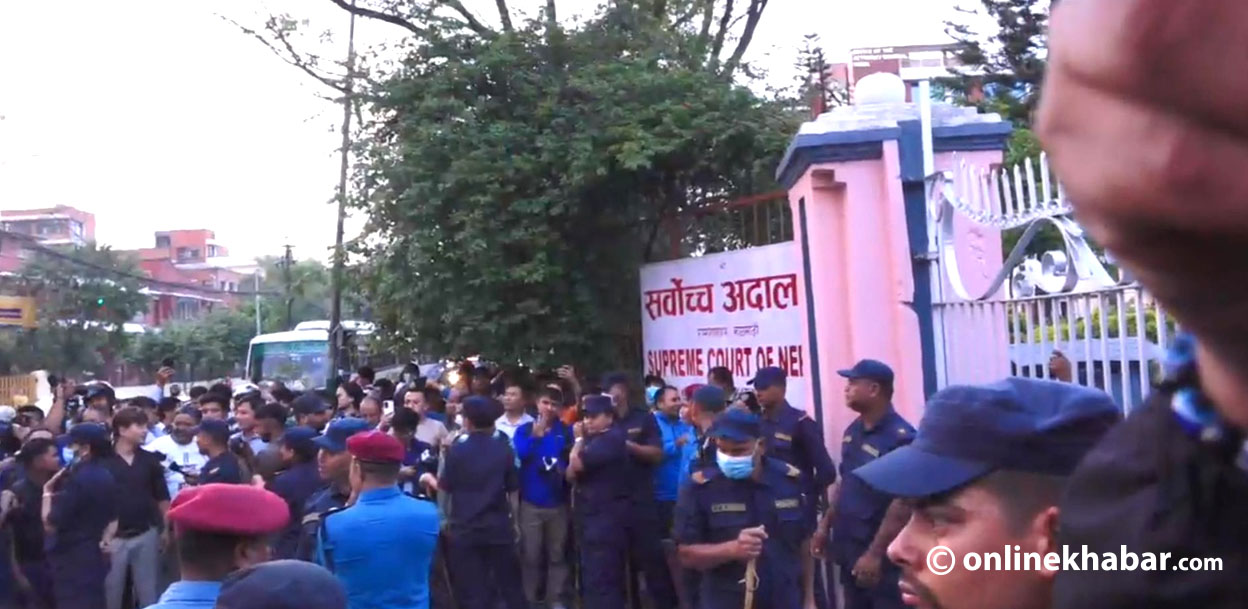 रविको आदेश आउनुअघि सर्वोच्चको गेटमा रास्वपा कार्यकर्ताको भिड