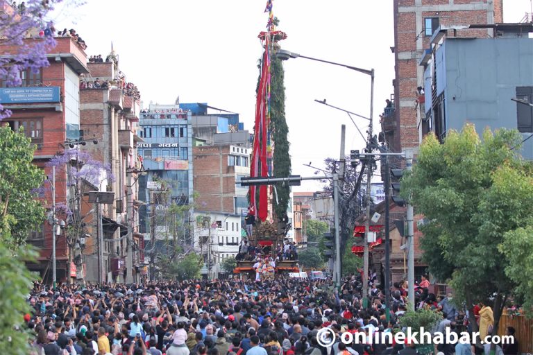 पुल्चोकबाट तान्न थालियो रातो मच्छिन्द्रनाथको रथ (तस्वीरहरू)