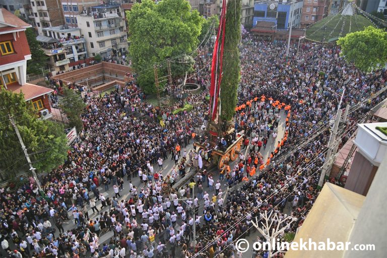 रातो मच्छिन्द्रनाथको रथयात्रा हेर्न विदेशी पाहुना पुल्चोकमा