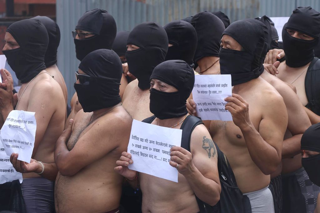 अर्धनग्न प्रदर्शनमा उत्रिए सहकारी पीडित (तस्वीरहरू)