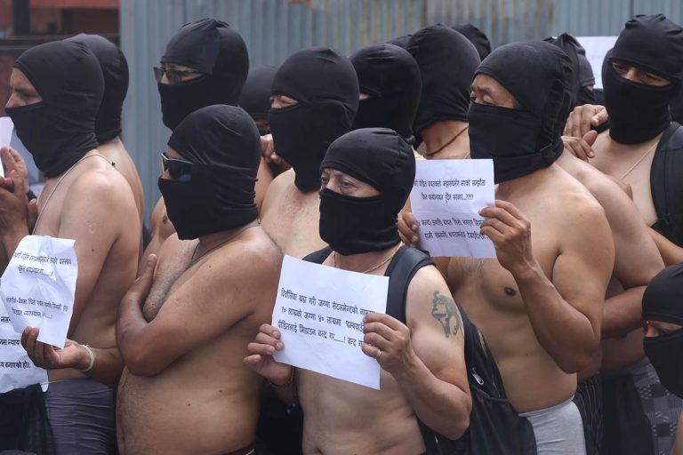 अर्धनग्न प्रदर्शनमा उत्रिए सहकारी पीडित (तस्वीरहरू)