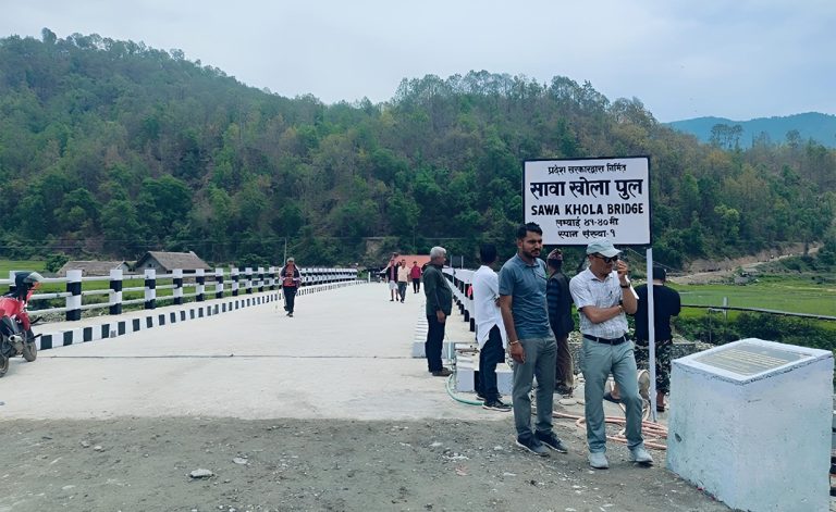 खोटाङको सावा खोलामा सवा ८ करोडमा बन्यो पुल