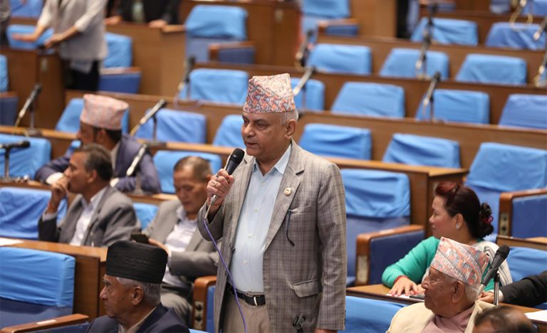 विपक्षीले विरोध गरिरहेका बेला कांग्रेस प्रमुख सचेतकलाई बोल्न समय दिएपछि संसद‍्‍मा नाराबाजी