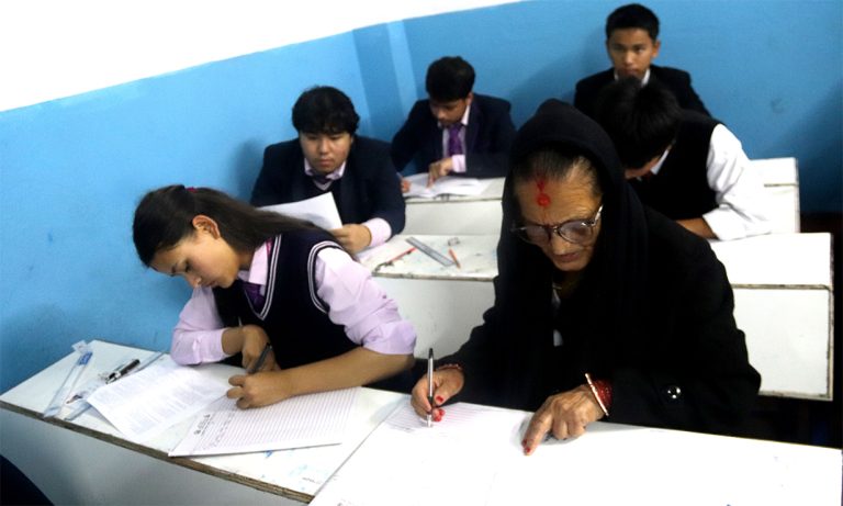 कक्षा १२ को परीक्षा दिँदै ७३ वर्षीया सूर्यवती