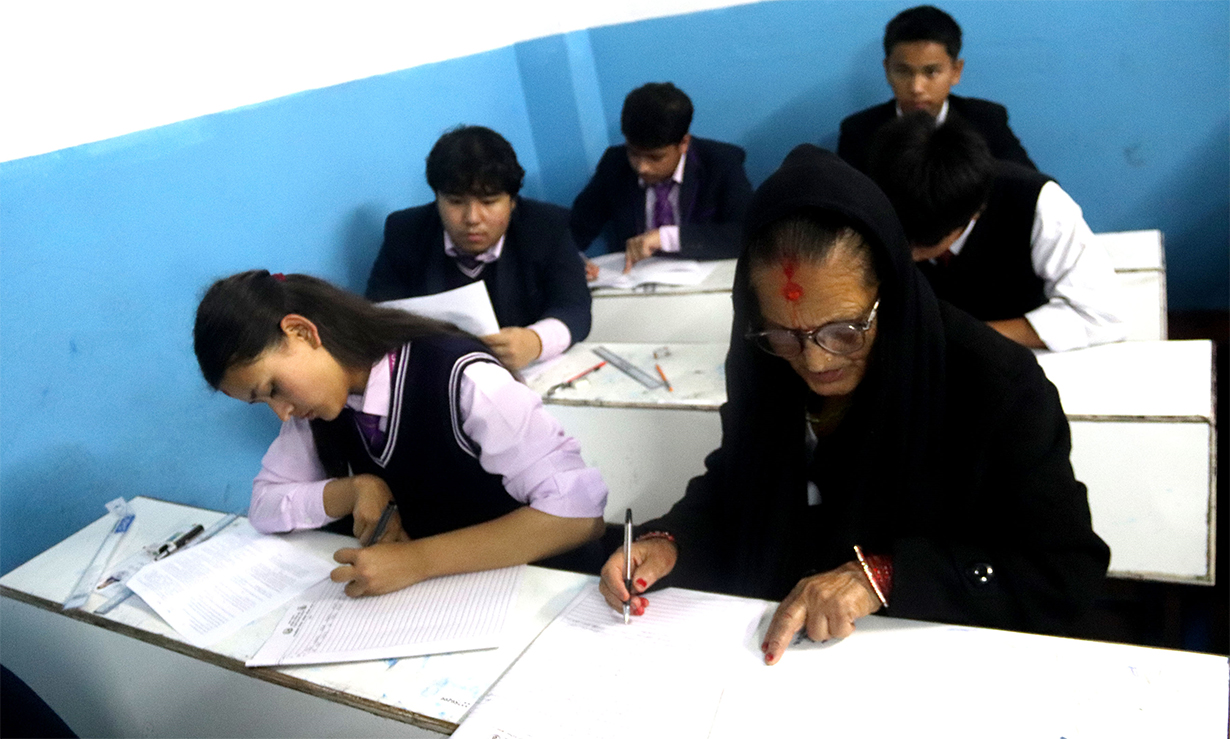 कक्षा १२ को परीक्षा दिँदै ७३ वर्षीया सूर्यवती