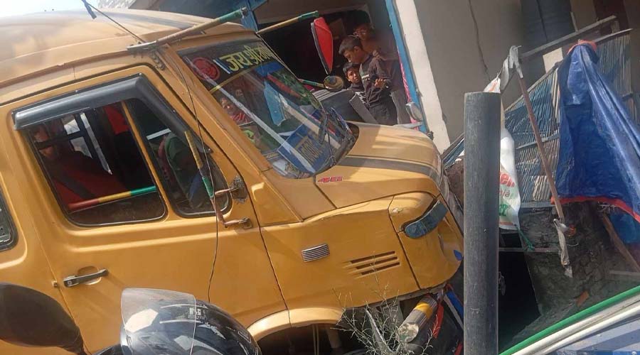 थानकोटमा कारसँग जुधेर घरको भित्तामा ठोक्कियो गाडी, चालक फरार