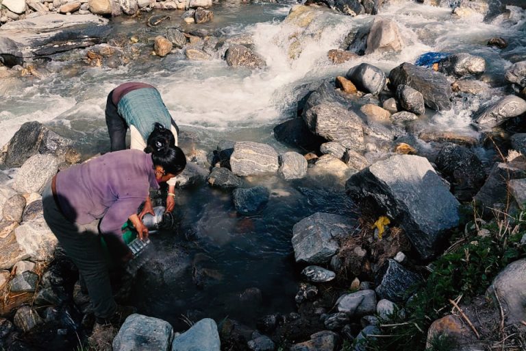 खोलाको धमिलो पानी खान बाध्य छन् हुम्लाको तिल गाउँवासी