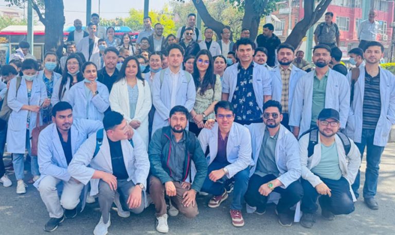 आवासीय चिकित्सक २१ दिनदेखि अस्पतालको आँगनमा, सरकारी निर्देशन टेरेनन् निजी अस्पतालले