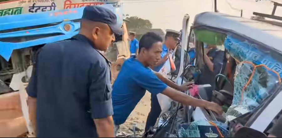 सर्लाहीमा बसले भ्यानलाई ठक्कर दिँदा एक जनाको मृत्यु, ८ घाइते