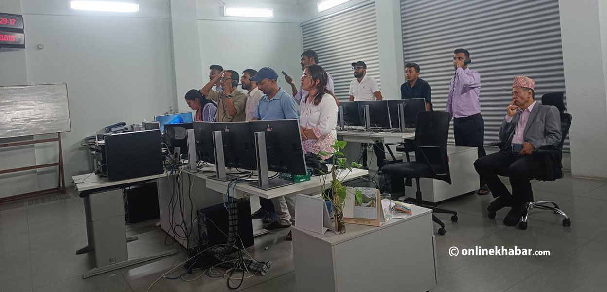 पटकपटक बिजुली गएपछि प्राधिकरणका निर्देशकले गरे निरीक्षण