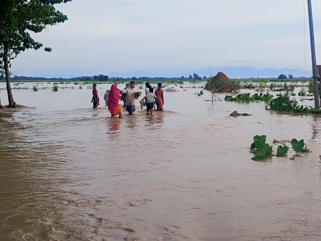 बाढीका कारण पूर्वपश्चिम राजमार्ग ठाउँठाउँमा अवरुद्ध, बस्ती पस्यो माइखोला