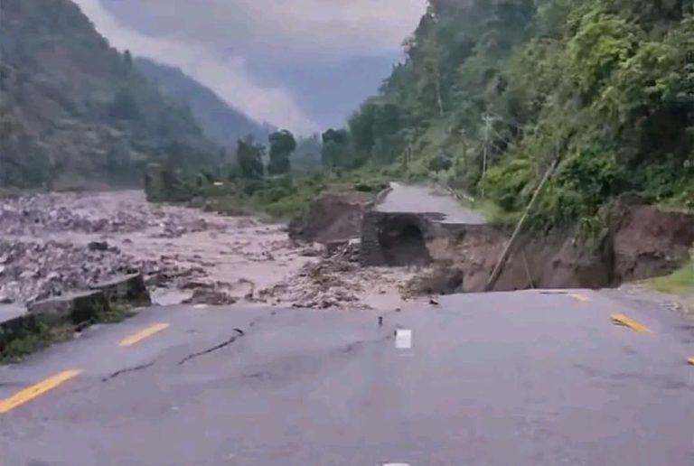 लेउती खोलाले बगायो सडक, कोशी लोकमार्ग अवरुद्ध