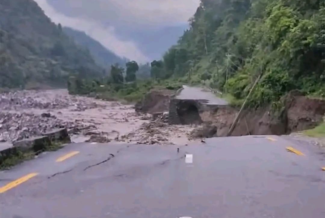 लेउती खोलाले बगायो सडक, कोशी लोकमार्ग अवरुद्ध