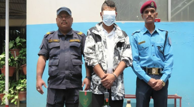 नक्सालको भाटभटेनीबाट २ लाख १७ हजार बराबरको सामान चोरेर भागेका व्यक्ति पक्राउ