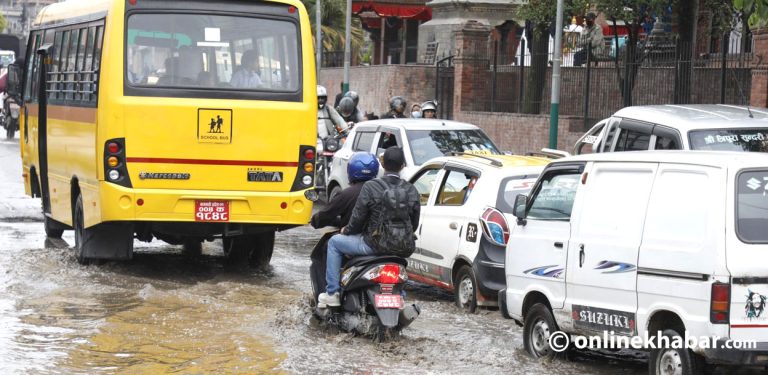 विष्णुमति करिडोरमा पानी जम्दा सवारी आवागमन अस्तव्यस्त (तस्वीरहरू)