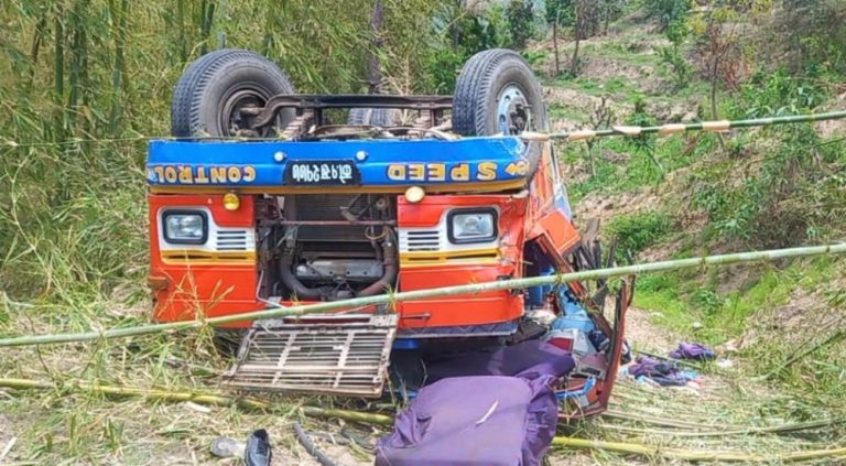 धनकुटामा बस दुर्घटना हुँदा तीन जनाको मृत्यु,  ११ जना घाइते