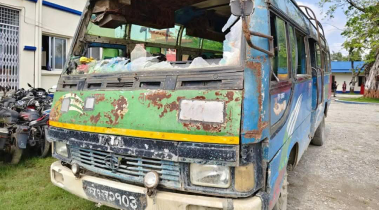 मोरङमा बसको ठक्करबाट बालिकाको मृत्यु, स्थानीयले गरे बसमा तोडफोड