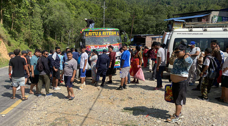 बन्दको अवज्ञा गरेको भन्दै गोरखामा बस तोडफोड