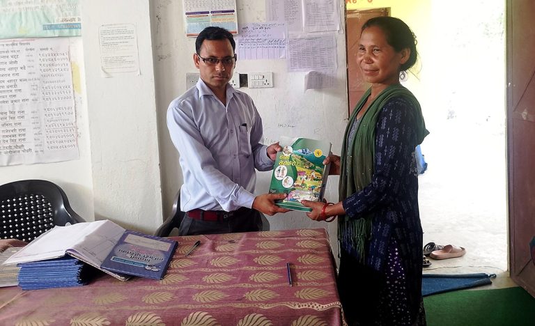 ५२ वर्षको उमेरमा कक्षा १ मा भर्ना भइन् वडासदस्य डल्लीदेवी