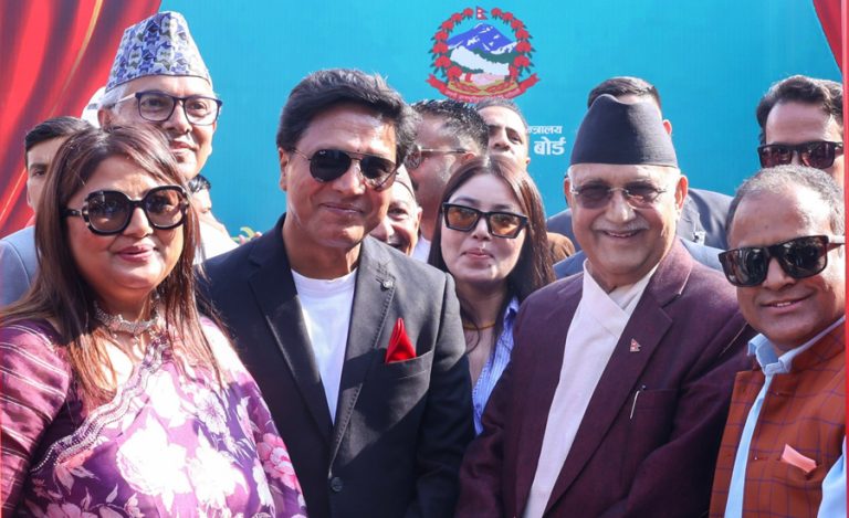 प्रधानमन्त्रीसँगको फोटो सेयर गर्दै दीपकराज : कमेन्टसँग डराएर जिन्दगी बाँच्न छोड्नुभएन