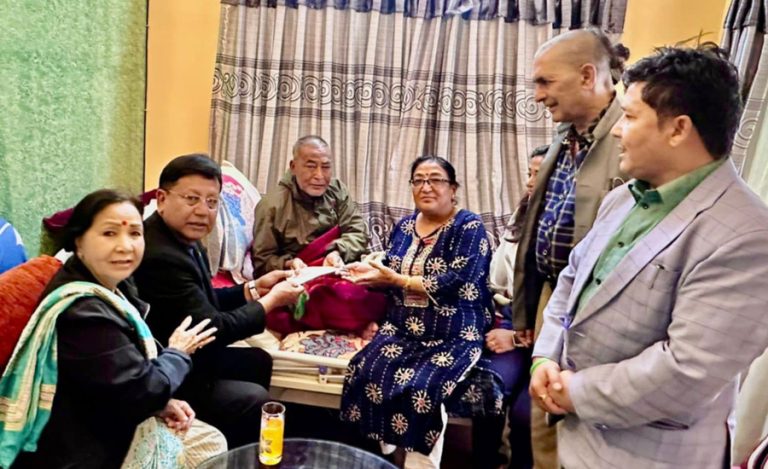 बिरामी र दिवंगत चलचित्रकर्मीको परिवारलाई आर्थिक सहयोग