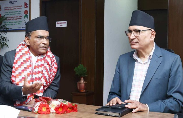 अर्थमन्त्री र नवनियुक्त गभर्नर पौडेलबीच भेट