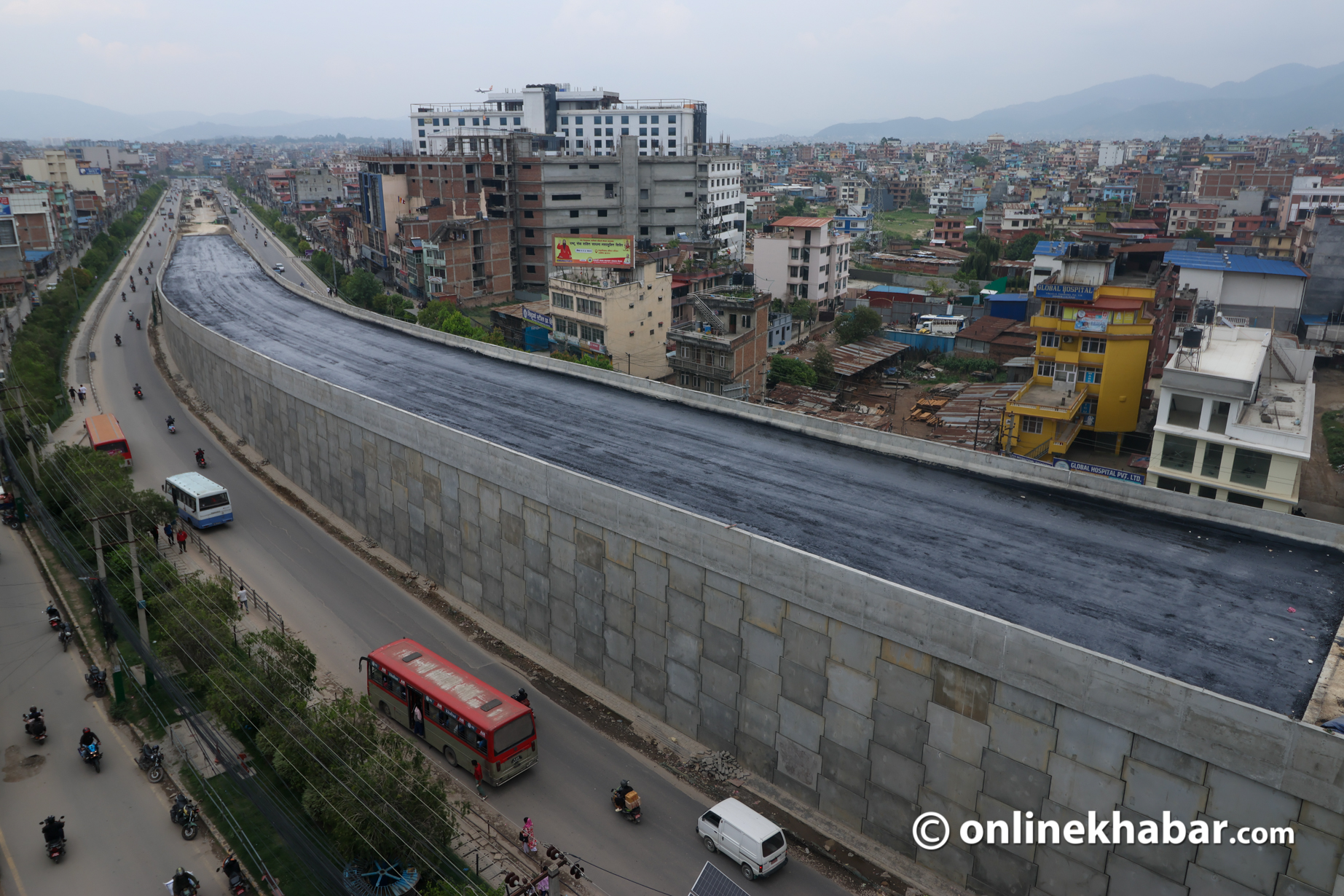 ग्वार्को फ्लाईओभरमा धमाधम कालोपत्र (तस्वीरहरू)