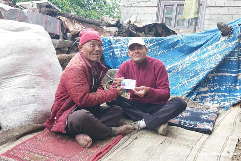 अशक्त पुरूषको घरमै पुगेर सीडीओले दिए नागरिकताको प्रतिलिपि