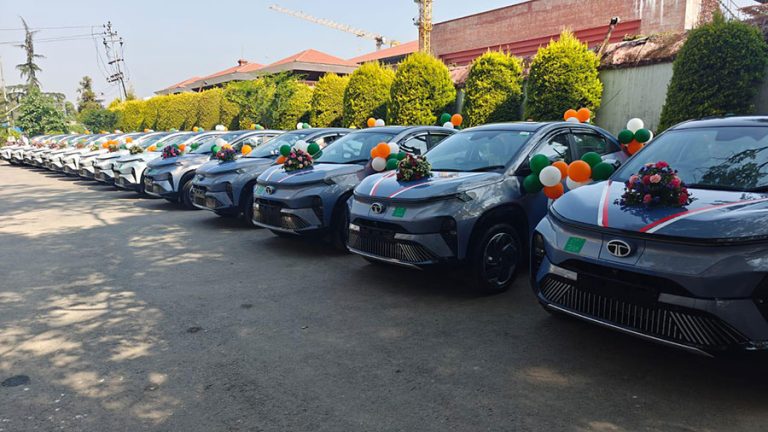 सगरमाथा संवाद’ सहज बनाउन भारतले दियो १५ युनिट कर्भ ईभी उपहार