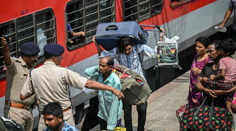 जम्मु रेलवे स्टेशनमा प्रवासीको भीड, घर फर्किंदै मजदुर (तस्वीरहरू)