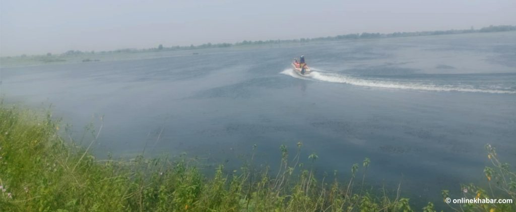 जगदिशपुर तालमा मोटरबोट, बिथोलियो चराको बास