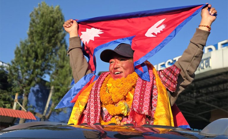 हिमाल चढेर फर्किएकी कवितालाई विमानस्थलमा स्वागत (तस्वीर)