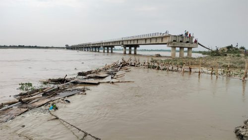 कमलाको बाढीले काठेपुल बगायो, आवतजावतमा समस्या