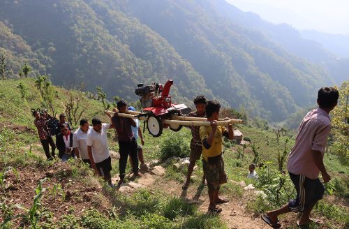 चितवनको कान्दामा २ घण्टा बोकेर हाते ट्याक्टर पुर्‍याउँदा …   