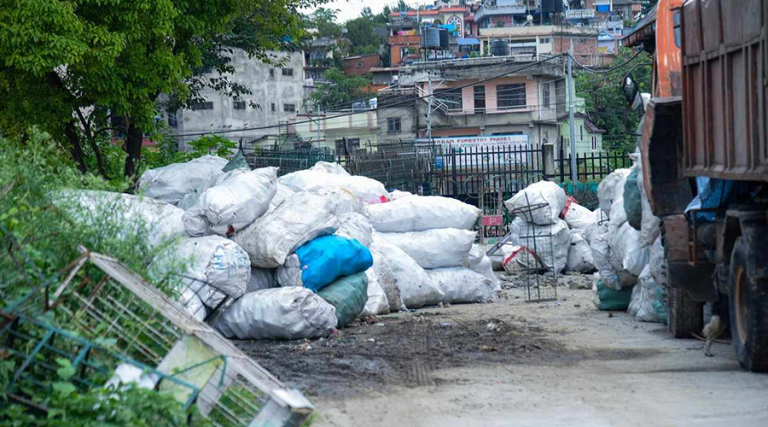 काठमाडौं महानगरले सुक्खा फोहोरमा लगायो ६ करोडको आय ठेक्का