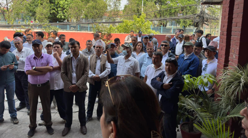 केयूकेएलका सीईओको राजीनामा माग्दै कर्मचारी संघसंगठनको प्रदर्शन