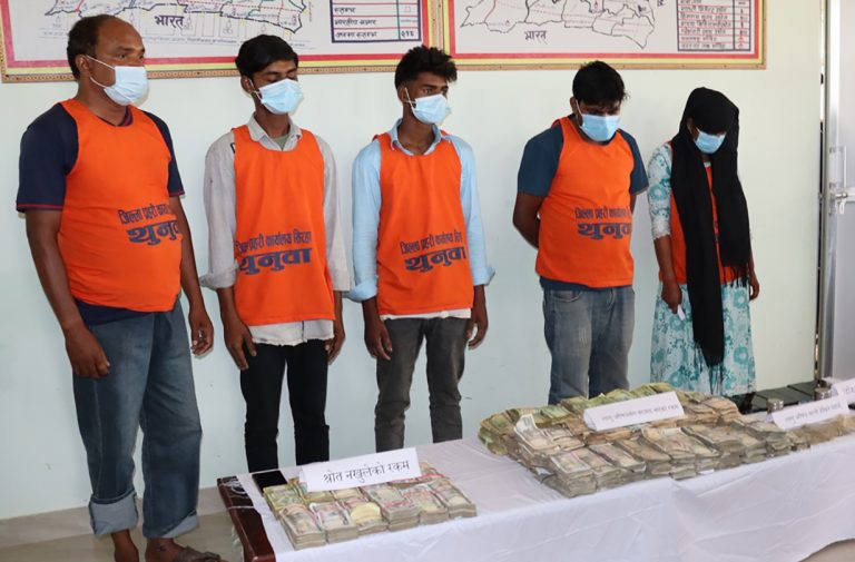 सिरहामा ७१ लाख नगद र लागुऔषधसहित ५ जना पक्राउ