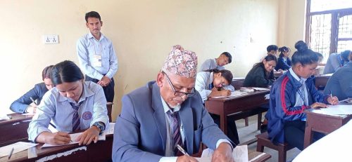 कक्षा १२ को परीक्षा दिइरहेका ६८ वर्षीय लालबहादुर 