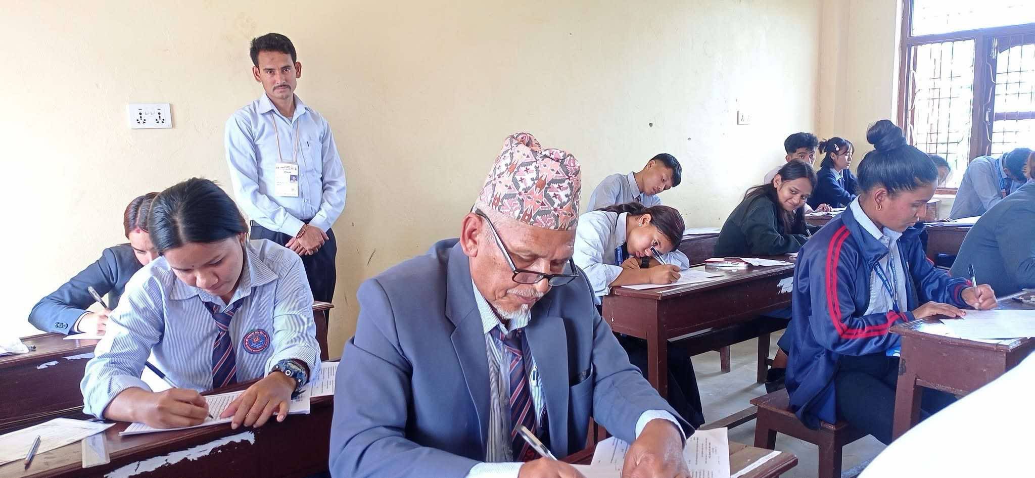 कक्षा १२ को परीक्षा दिइरहेका ६८ वर्षीय लालबहादुर