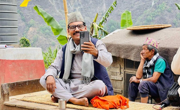 यस्तो छ ‘माइतीघर’मा माग्ने बुढाको लुक्स